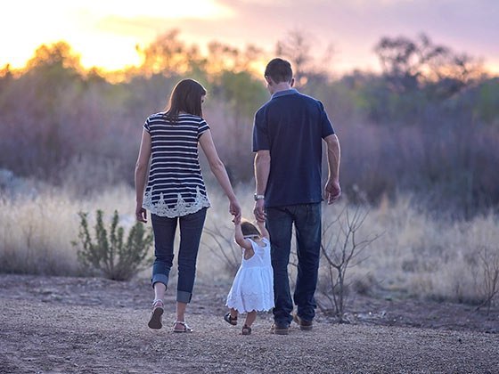 Familien Model, Hand in Hand spazieren
