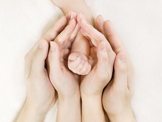 Hände von Familienmitglieder in einander verschlungen