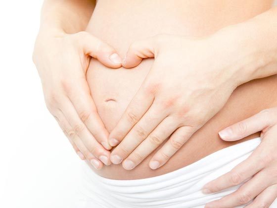 Hände von Familienmitglieder in einander verschlungen