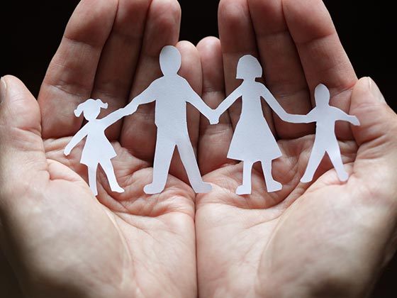 Familien Model, Hand in Hand spazieren